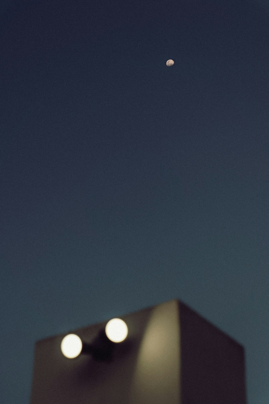 갑자기 이마에 여드름? 원인부터 종류별 관리법, 피부과 전문의 자문까지!