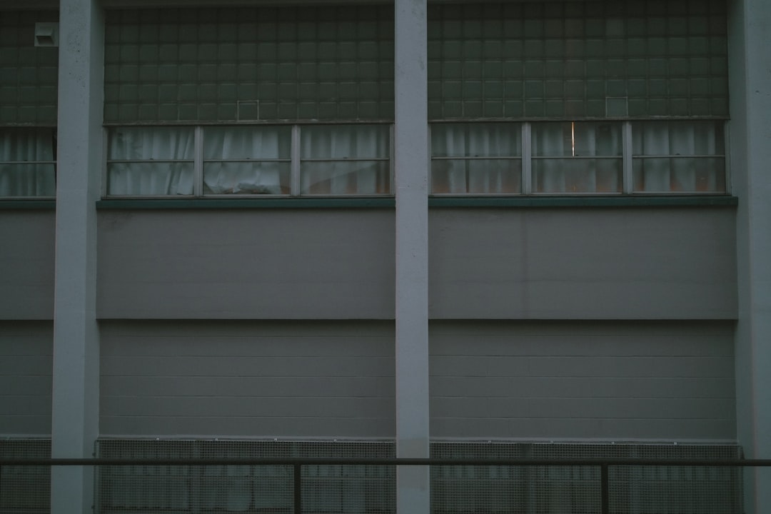 넷플릭스 드라마 '미치지 않고서야' 완벽 분석: 웃음과 공감의 오피스 드라마